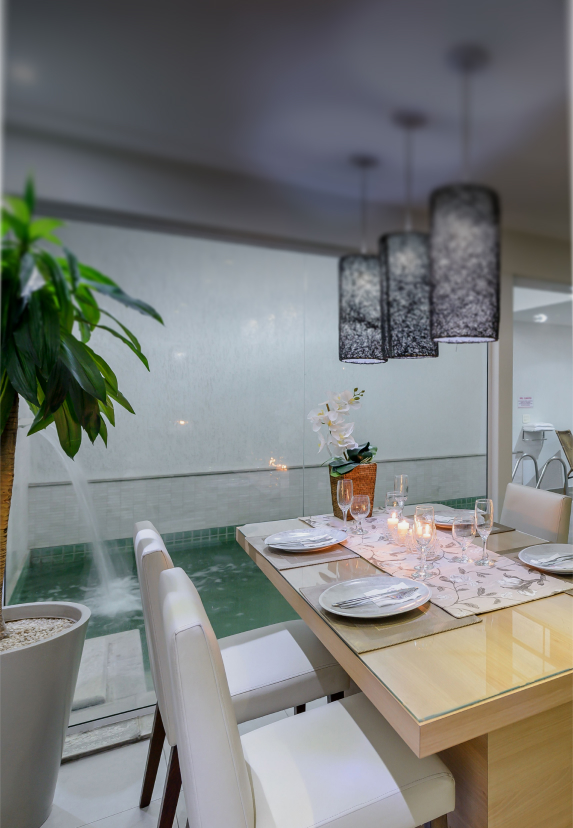 Área interna do Censiv Motel com mesa e decoração
